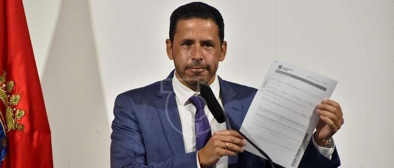 Héctor Suárez muestra el escrito de dimisión que presentó esta mañana en el Registro Municipal/TA.